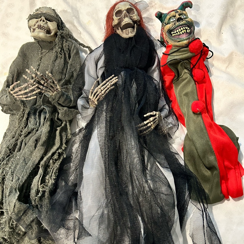 3 Hanging Ghouls